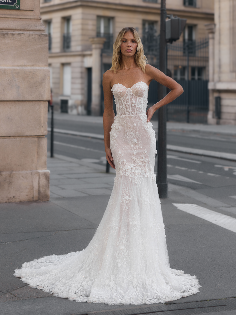 Suknia ślubna Cherie, koronkowa z trenem, przód