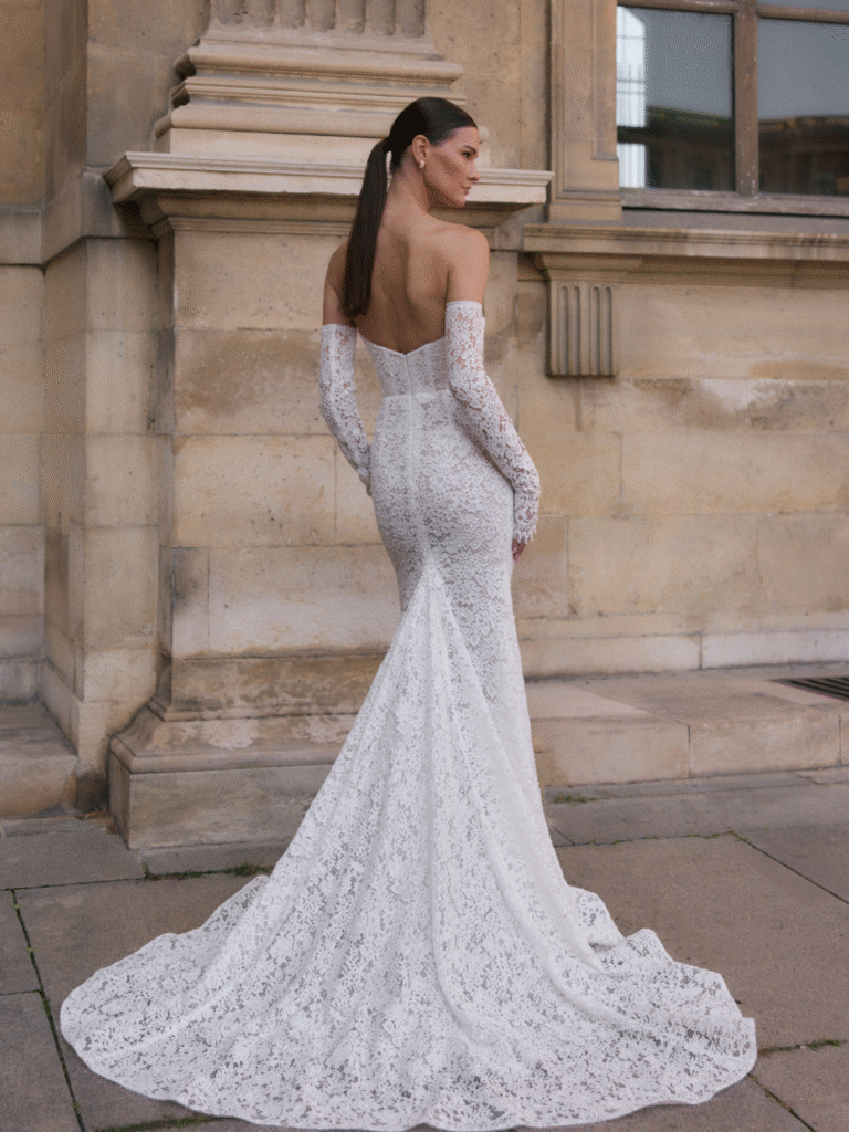 Suknia ślubna Colette, koronkowa z trenem i rękawami, tył