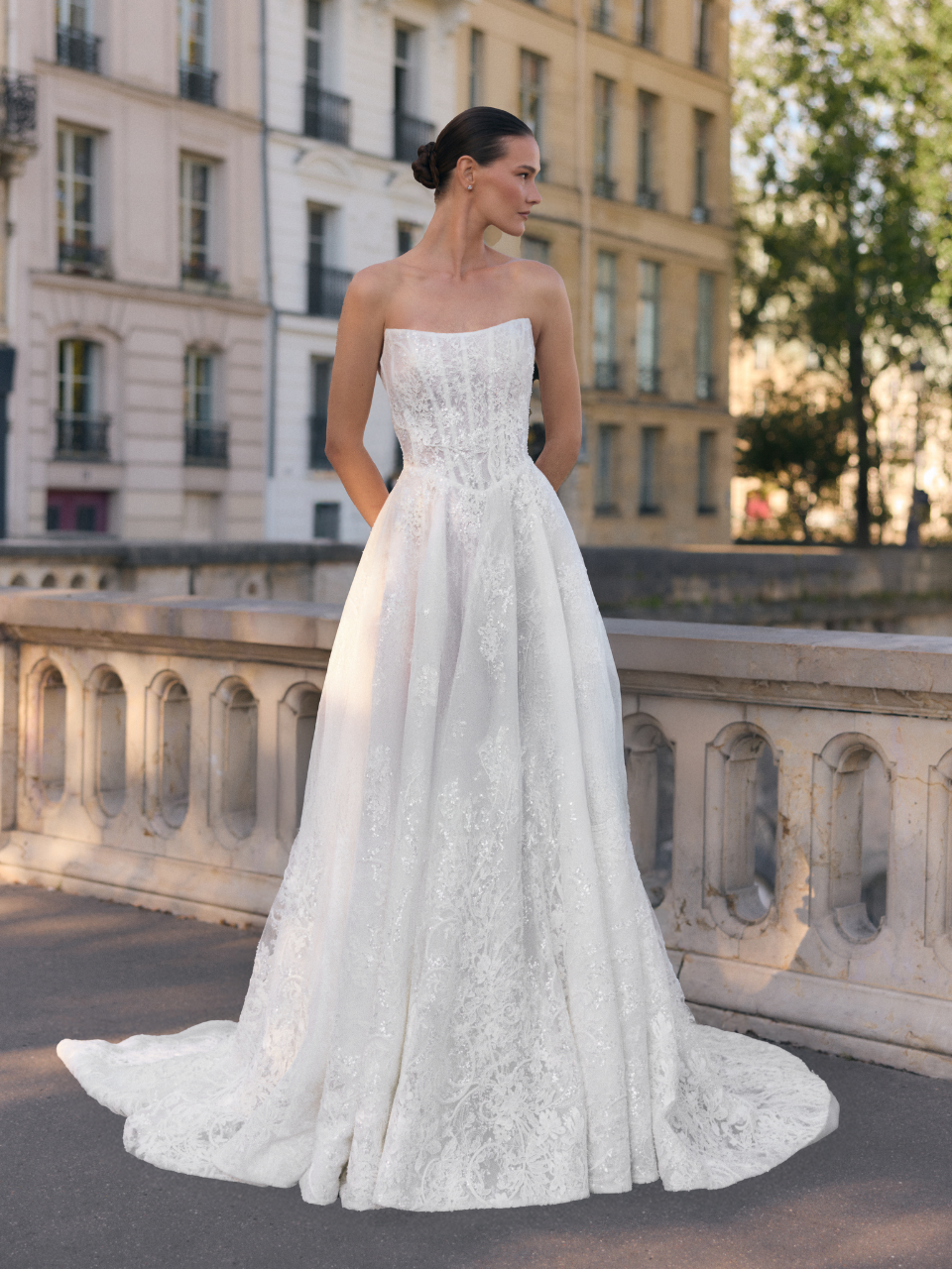 suknia ślubna Coline, koronkowa z trenem, przód