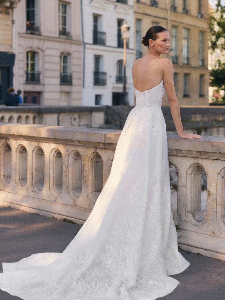 suknia ślubna Coline, koronkowa z trenem, tył