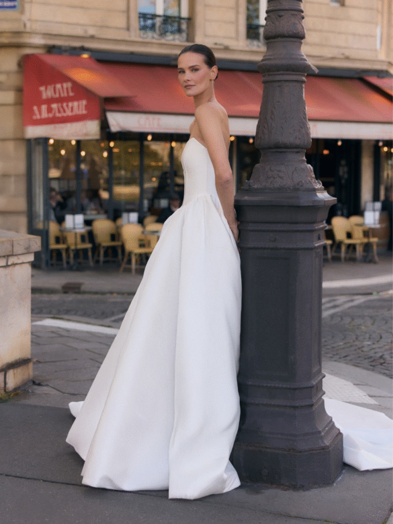 Suknia ślubna Desiree, gładka z trenem, tył