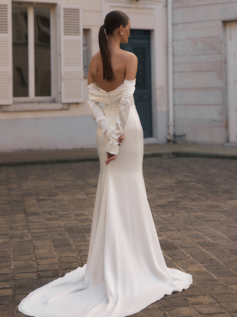 Suknia ślubna Elfi, gładka z trenem, tył