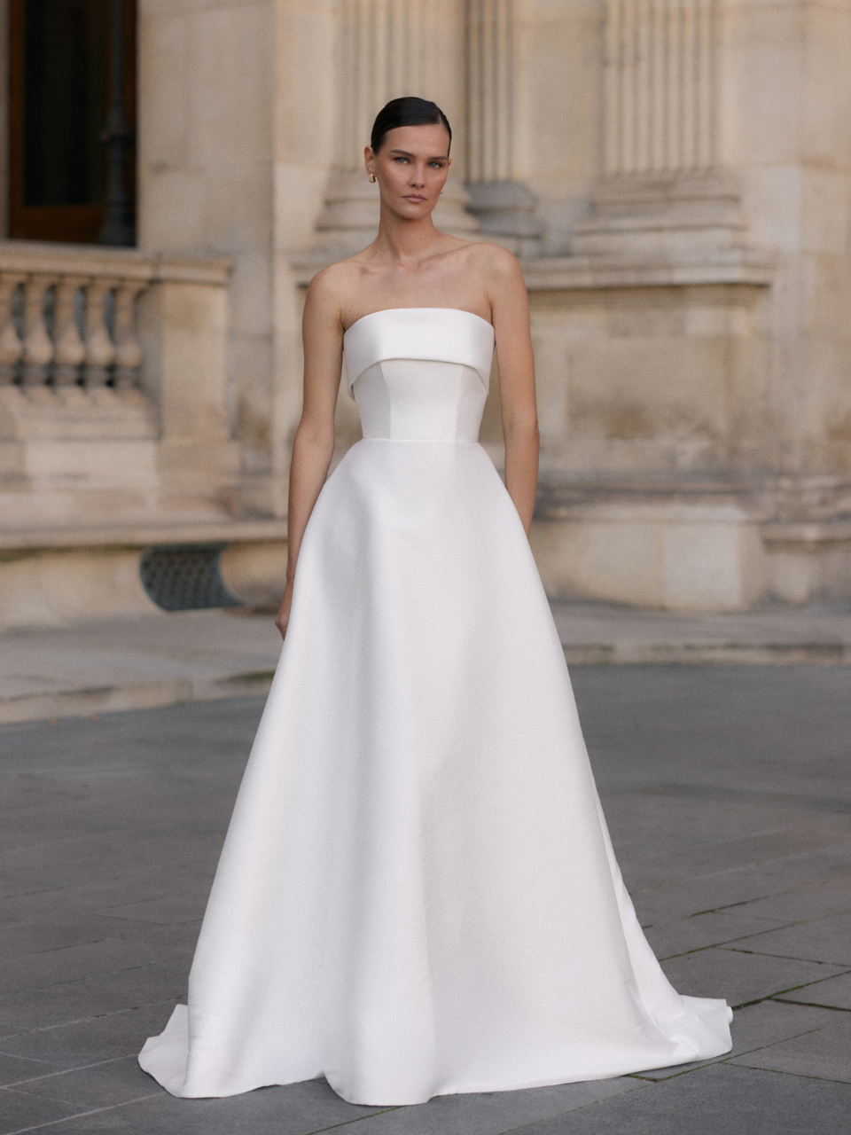 Suknia ślubna Elya, gładka z trenem, przód