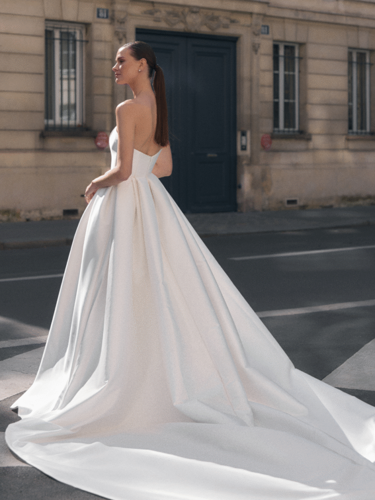 Suknia ślubna Joelle, gładka z trenem, tył