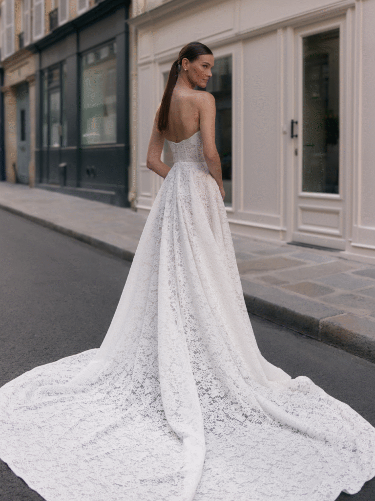 suknia ślubna Lisette, koronkowa z trenem, tył