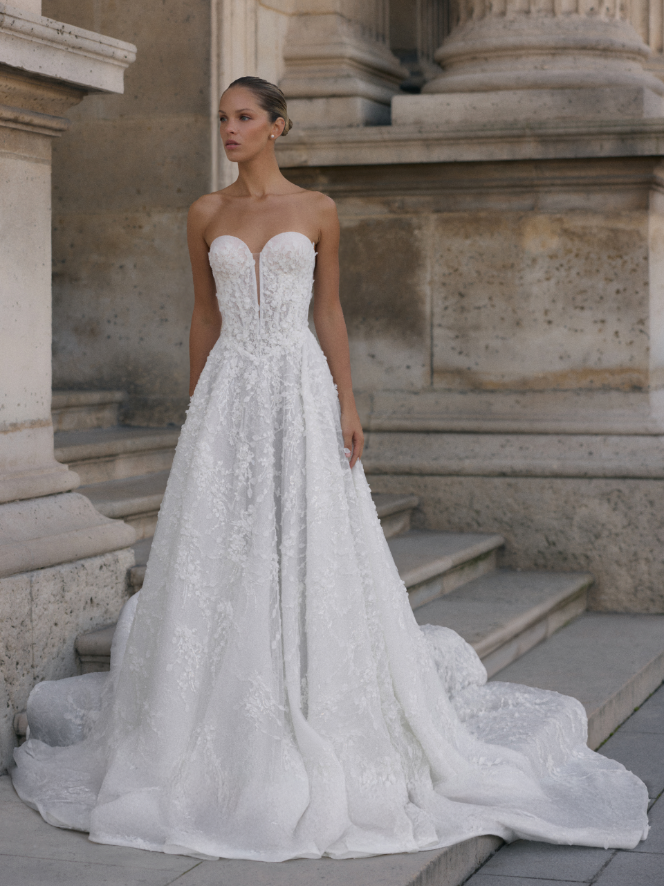 Suknia ślubna Lumi, koronkowa z trenem, przód