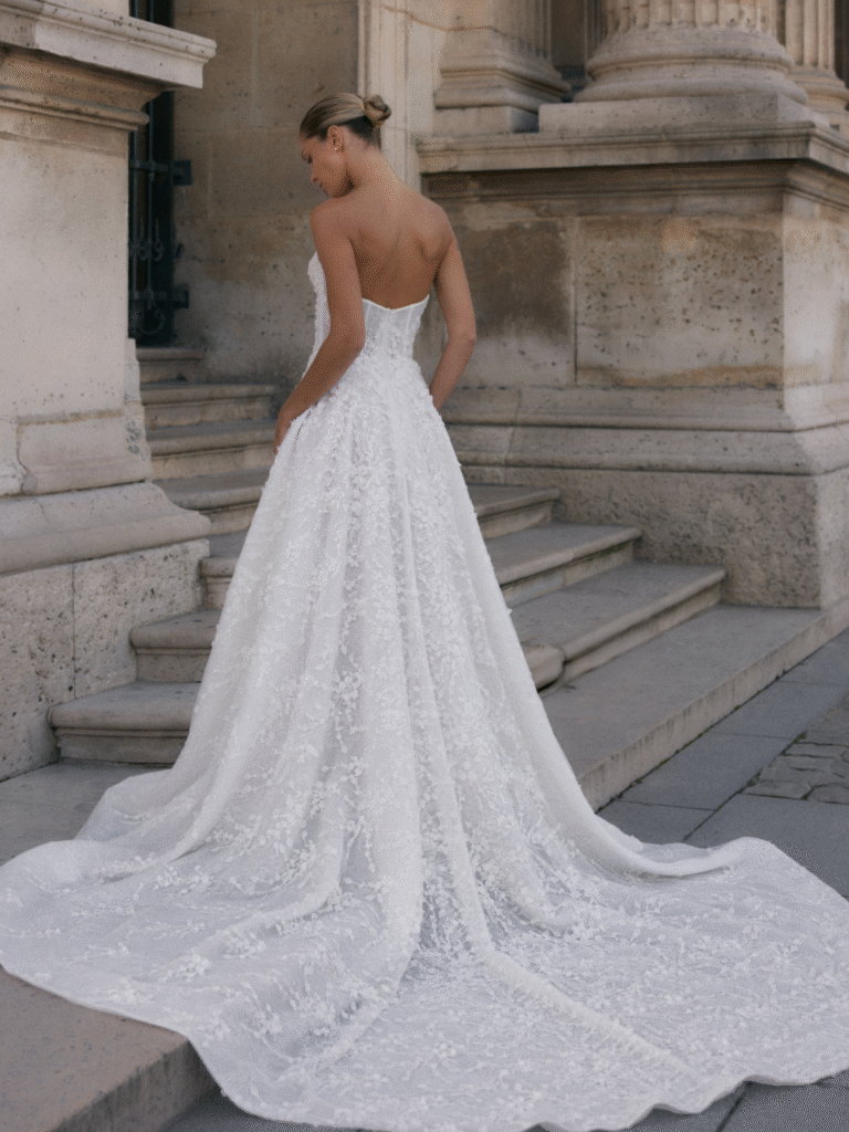 Suknia ślubna Lumi, koronkowa z trenem, tył