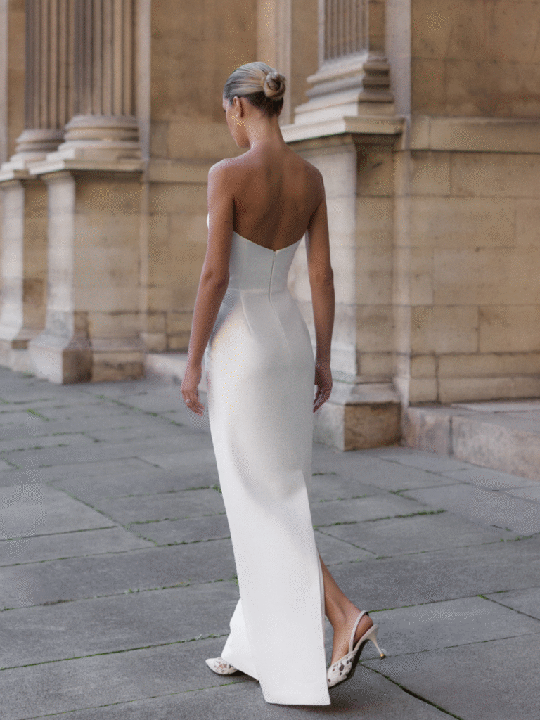 Suknia ślubna Madeline, prosta, gładka, tył