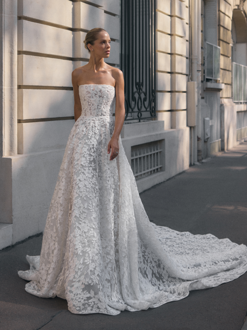 Suknia ślubna Odette, koronkowa z trenem, motyw kwiatowy, przód