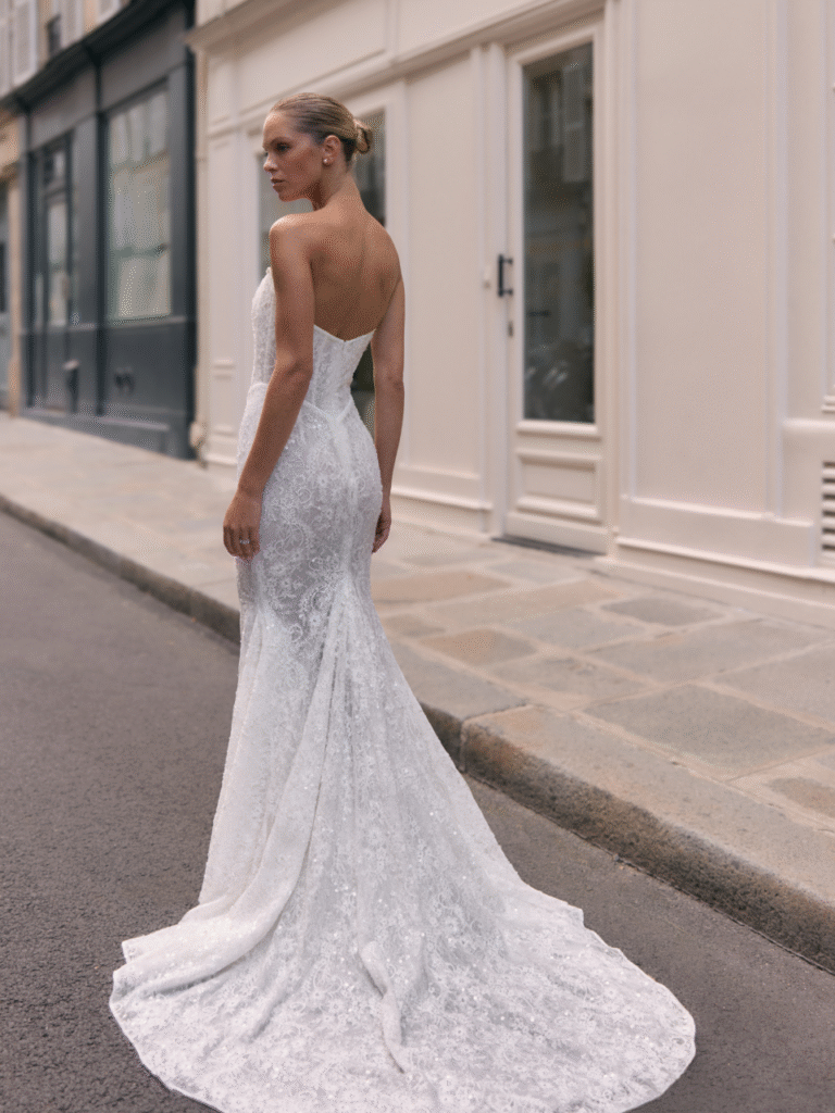 Suknia ślubna Colette, koronkowa z trenem, tył